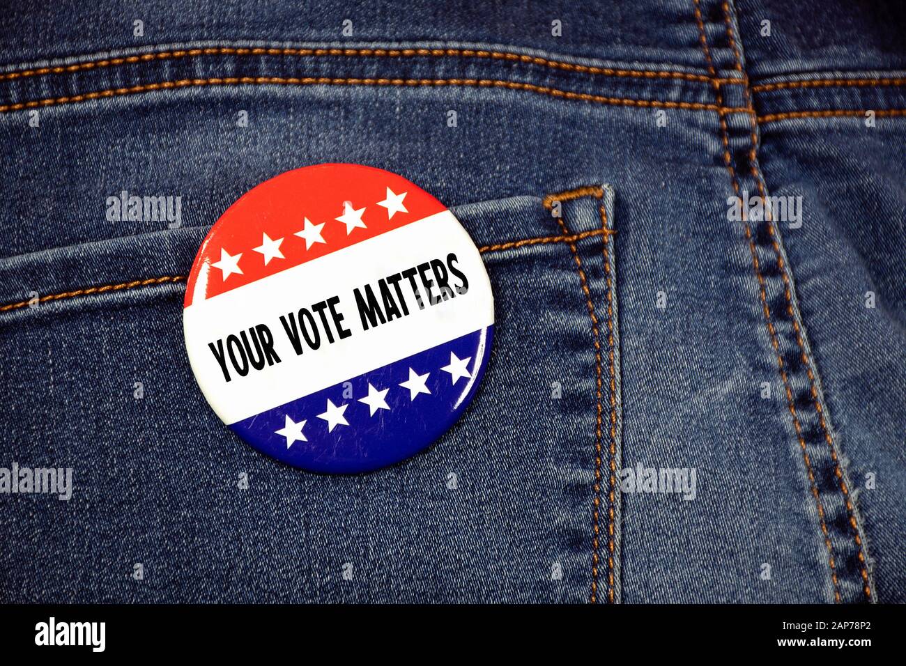 Gros plan sur le bouton de vote des élections de campagne aux États-Unis sur la poche bleue jean Banque D'Images