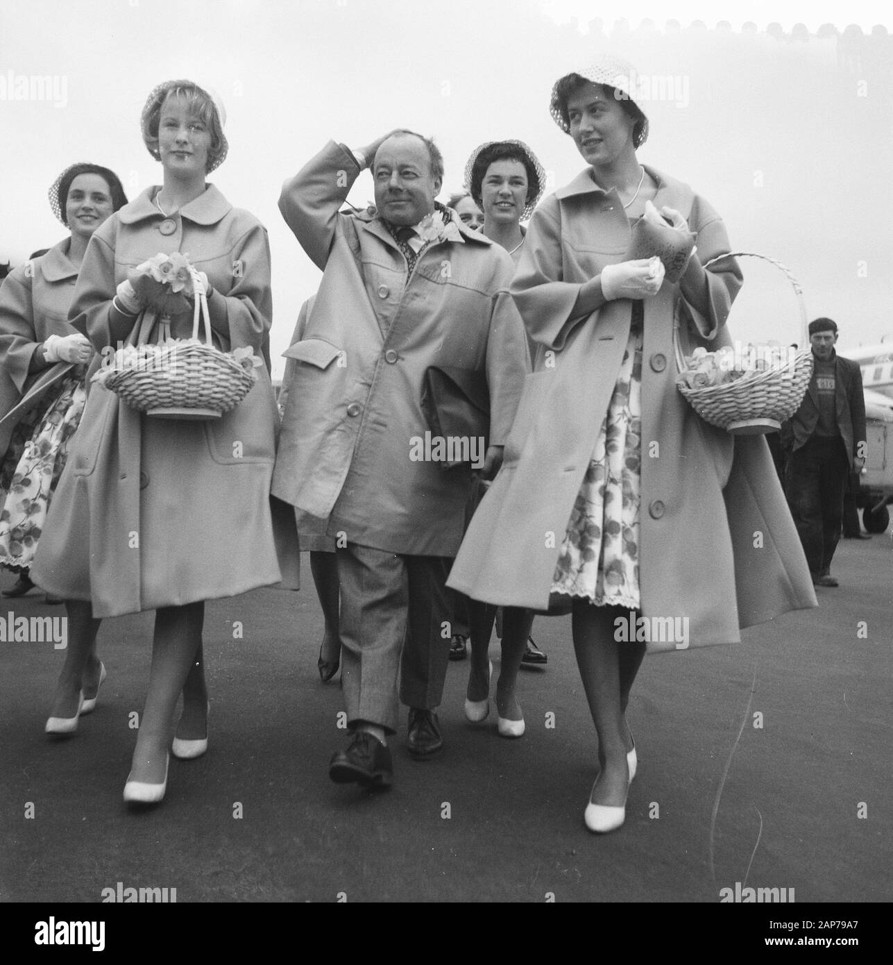 L'arrivée de Heinz Ruhman avec femme et son fils à Schiphol Heinz est accueilli par l'Haarlem flower girls Date : 13 avril 1960 Lieu : Amsterdam, Noord-Holland Mots-clés : arrivées, AREX, FLEUR FILLES nom personnel : Heinz Ruhman nom de l'établissement : Schiphol Banque D'Images