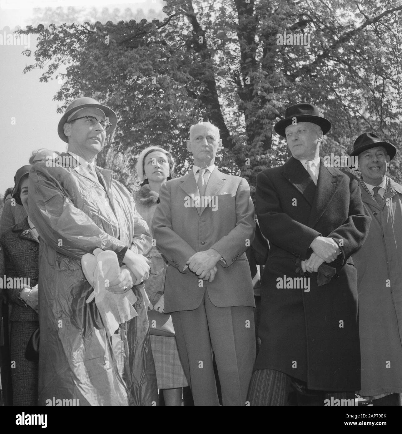 M. le maire. G. van Hall heit Première pole pour l'élève à côté de la maison Anne Frankhuis, maire Van Hall et Otto Frank Date : 3 mai 1960 Mots-clés : les maires, les maisons d'étudiants Renseignements personnels Nom : Frank Otto, Hall, G. de l'établissement nom : la maison d'Anne Frank Banque D'Images