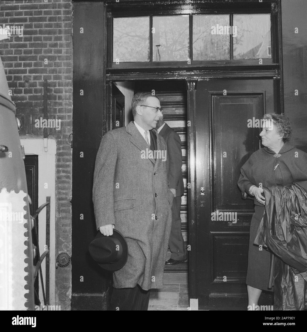 M. le maire. G. van Hall heit premier post en face de la chambre d'étudiant à côté de la maison d'Anne Frank, maire Van Hall quitte la maison d'Anne Frank Date : 3 mai 1960 Mots-clés : les maires, les maisons d'étudiants Renseignements personnels Nom : Hall, G. de l'établissement nom : la maison d'Anne Frank Banque D'Images