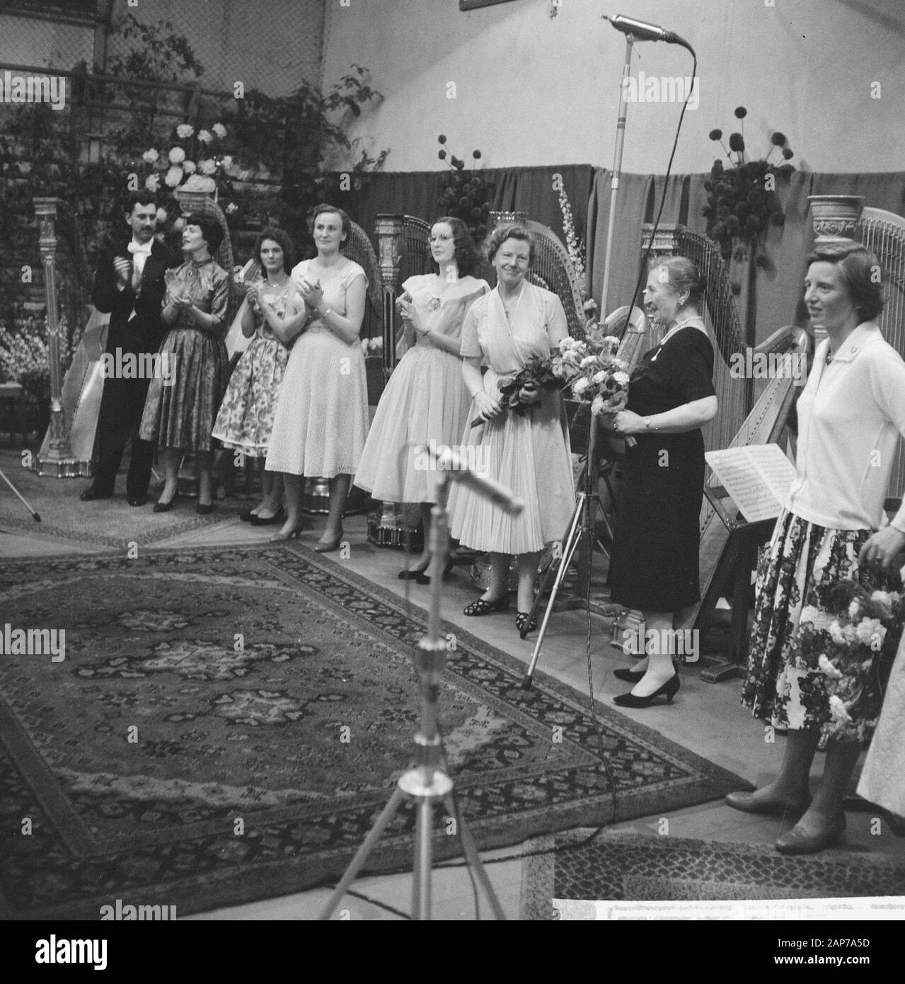 Les concerts de 12 harpes à château Nijenrode à Breukelen Date : 29 juillet 1960 Endroit : Breukelen Mots-clés : HARPEN, concerts nom de l'établissement : Nijenrode Banque D'Images
