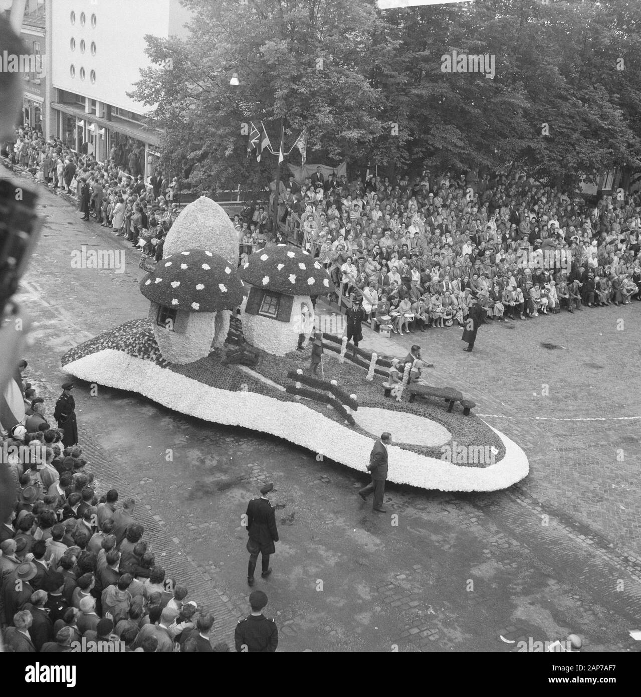 Corso fleuri te Zundert Date : 4 septembre 1960 Endroit : Noord-Brabant Zundert, CORSOS FLEURS Mots-clés : Banque D'Images Corso fleuri te Zundert Date : 4 septembre 1960 Endroit : Noord-Brabant Zundert, CORSOS FLEURS Mots-clés : Banque D'Images