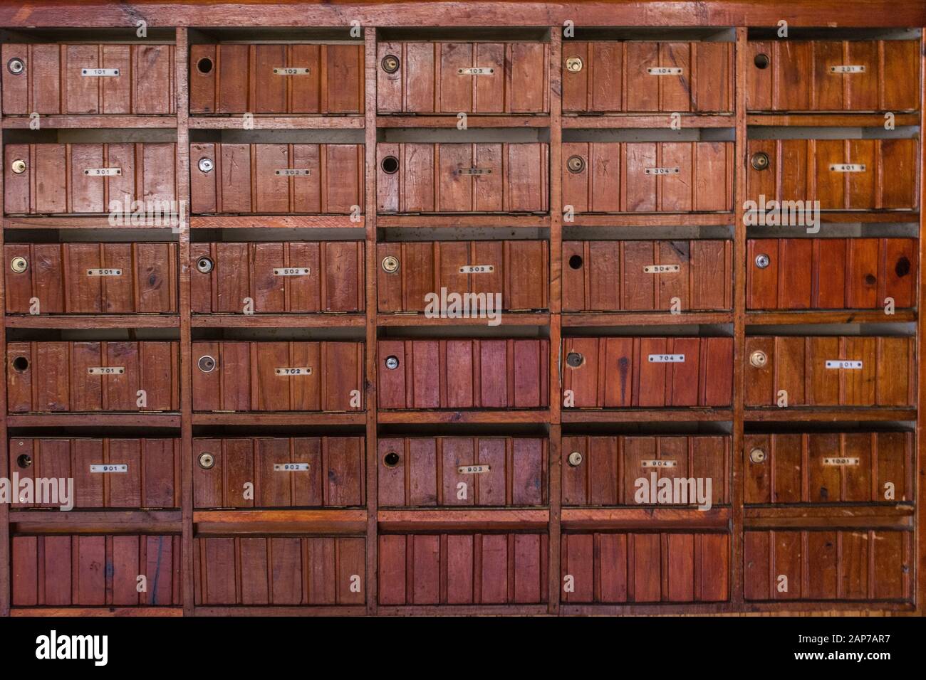 ancien complexe d'appartements abritant des boîtes aux lettres Banque D'Images