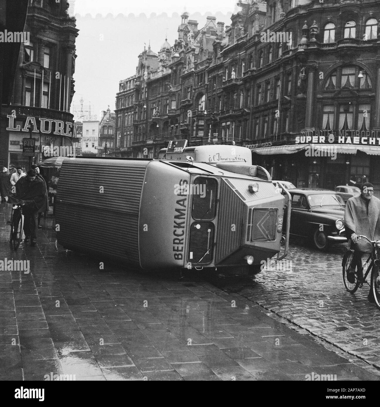 24 heures de grève en Belgique (Anvers) a renversé location Date : 29 janvier 1960 Lieu : Anvers, Belgique Mots clés : voitures, des grèves Banque D'Images
