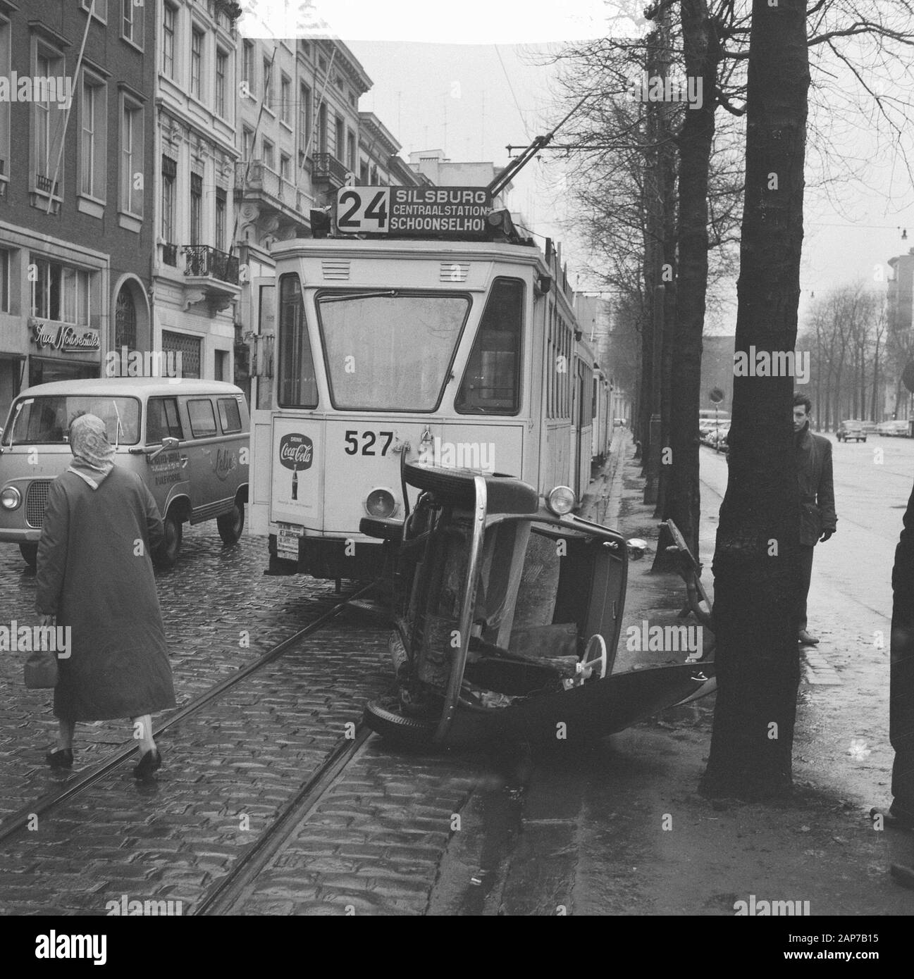 24 heures de grève en Belgique (Anvers) a renversé location Date : 29 janvier 1960 Lieu : Anvers, Belgique Mots clés : voitures, des grèves Banque D'Images