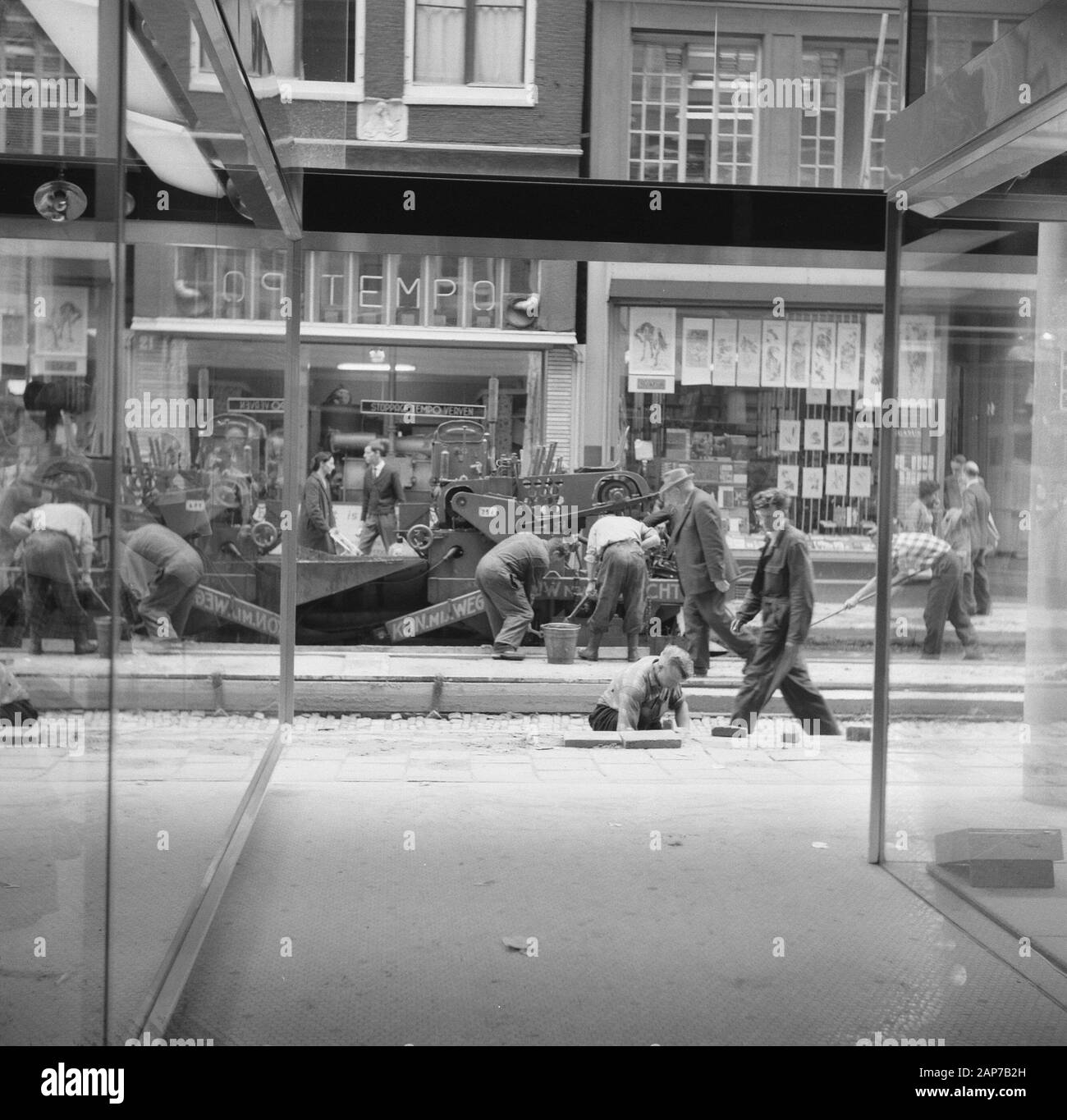 L'asphalte de la Leidsestraat, fixant la couche d'asphalte Date : 19 septembre 1960 Lieu : Amsterdam, Noord-Holland Mots-clés : Asphalte, couches d'asphalte Banque D'Images