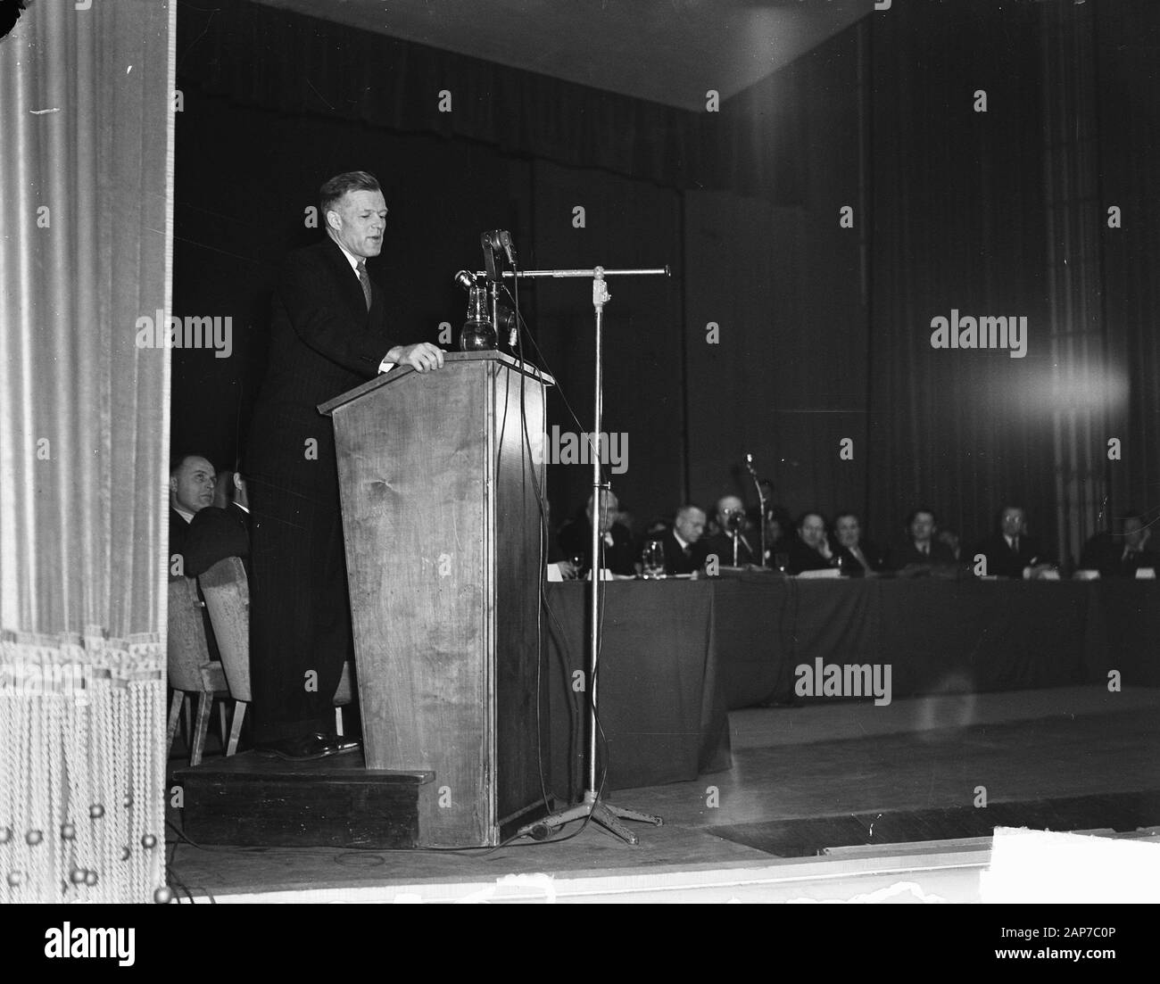 Fondation du travail du Congrès. Le Dr Alan Valentine parle Date : Janvier 13, 1949 Banque D'Images