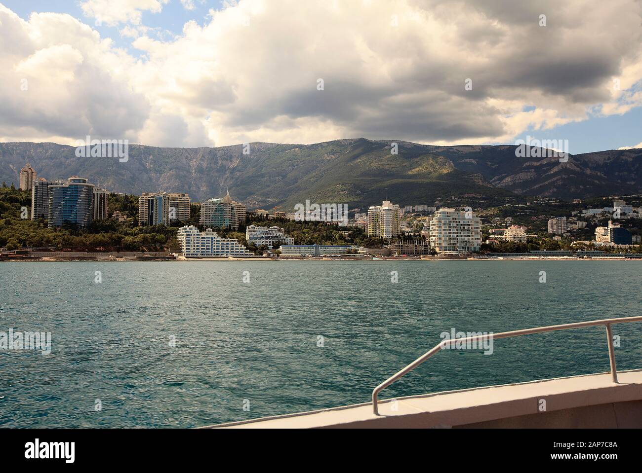 Vue sur la côte de la mer Noire. Ville de Yalta Banque D'Images