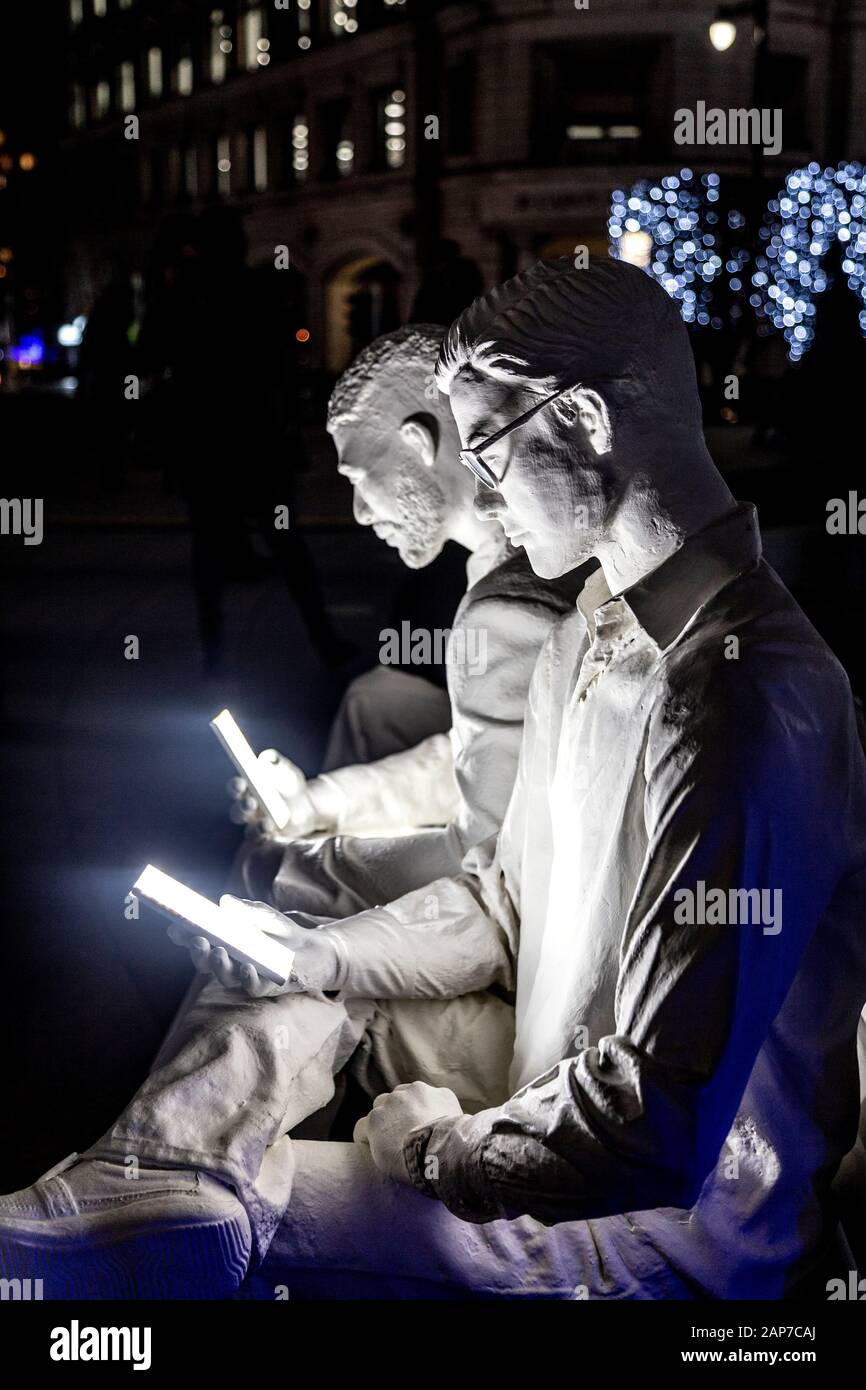 Sculpture « absorbée par la lumière » par Gali May Lucas, Canary Wharf Winter Lights Festival 2020, Londres, Royaume-Uni Banque D'Images