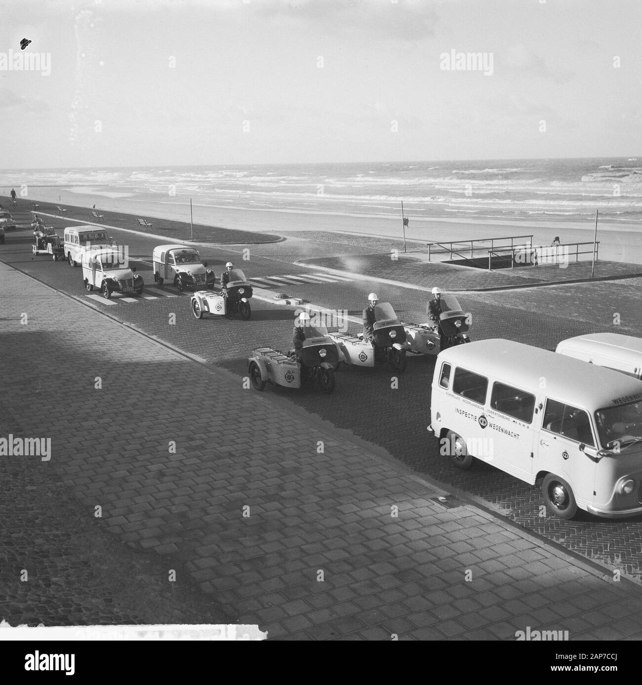 En bordure de la garde côtière de démonstration à La Haye Date : 18 novembre 1960 Localisation : La Haye, Hollande-mérid. Mots-clés : démonstrations, roadguards Banque D'Images