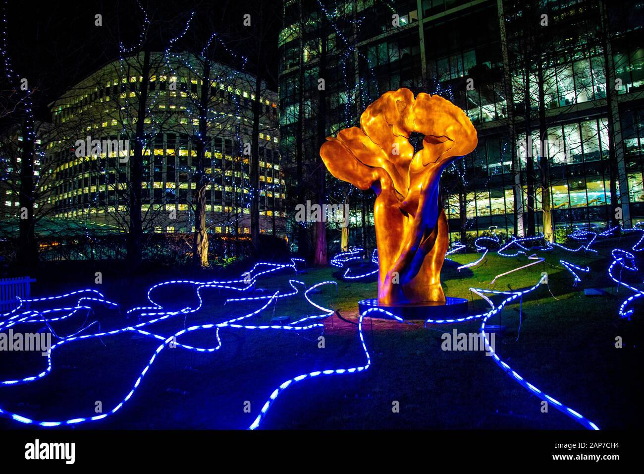 Sculpture 'Fortuna' de Helaine Blumenfeld entourée par Angus Muir Design installation 'Quiggle' Canary Wharf Winter Lights Festival 2020, Londres, Royaume-Uni Banque D'Images