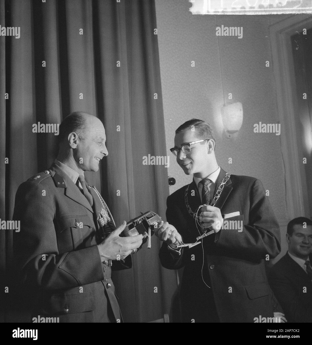 Don par Royal Marechaussee offre à la Fondation étudiants néerlandais et Madurodam Date : 31 janvier 1961 Mots-clés : offre des cadeaux, nom de l'établissement : Royal Marechaussee Banque D'Images