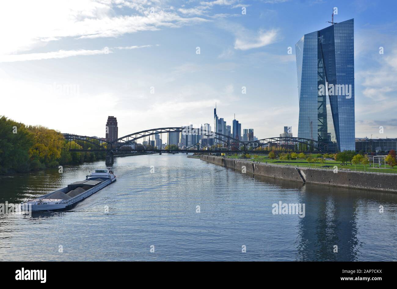 Un bateau sur la rivière Main en arrière-plan la ligne d'horizon de Francfort sur Main, en Allemagne Banque D'Images