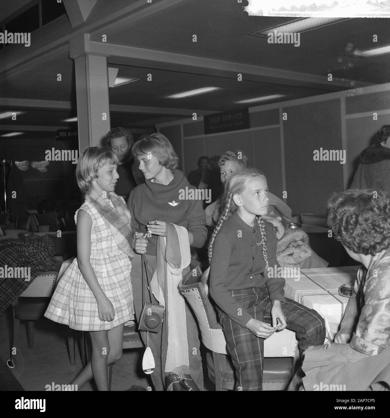 L'arrivée de 42 passagers de l'église Santa Maria à Schiphol enfants, qui enregistre l'événement pas si tragique Annotation : la Santa Maria était un navire à passagers qui ont détourné le 23 janvier 1961 est devenu. Finalement, les passagers ont été libérés au Brésil. Date : 3 février 1961 Lieu : Amsterdam, Schiphol Mots-clés : Aéroports Passagers, nom de l'établissement : Santa Maria Banque D'Images
