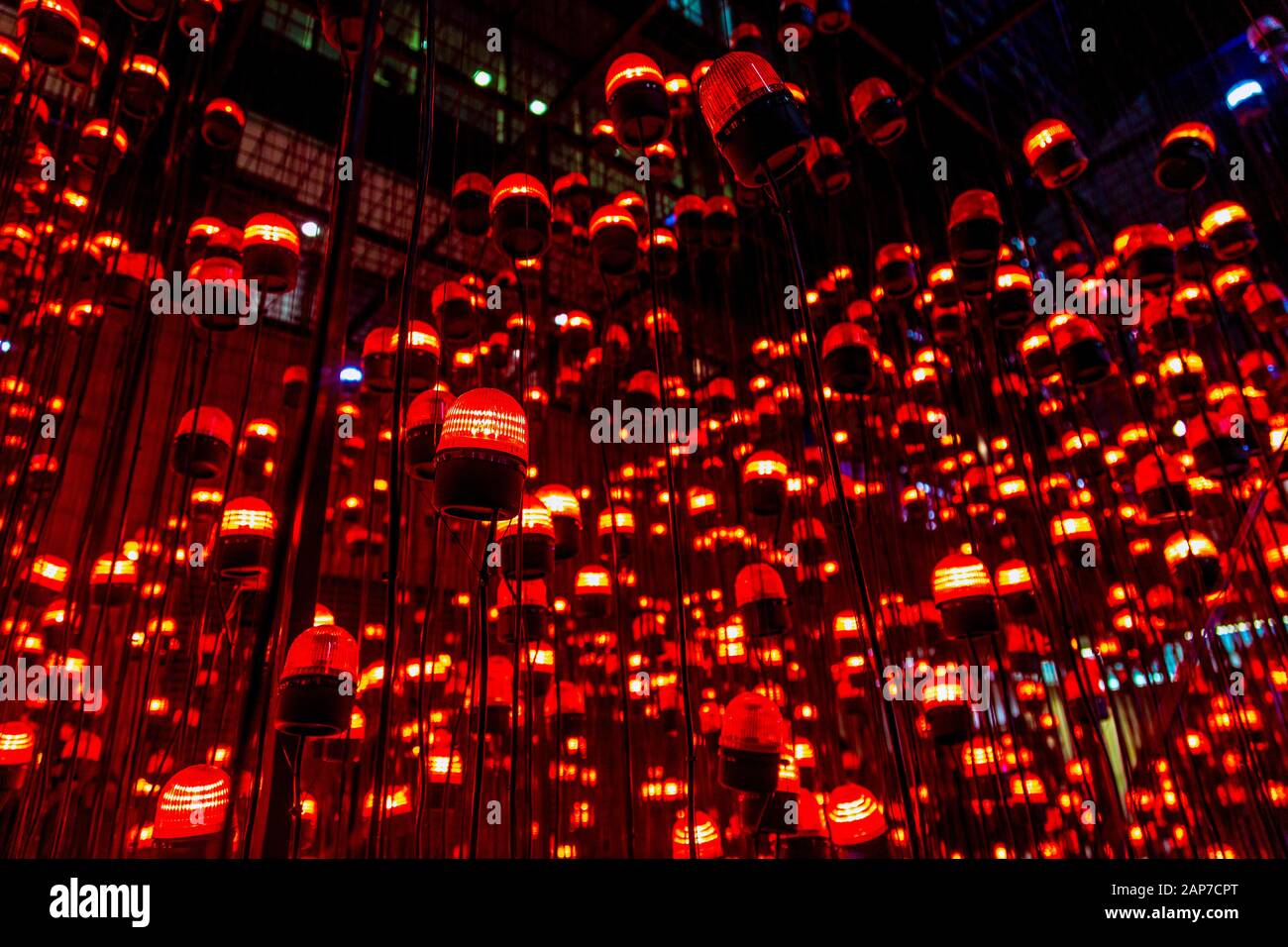 Gros plan de la sculpture lumineuse « Desire » réalisée par Uxu Studio, Canary Wharf Winter Lights Festival 2020, Londres, Royaume-Uni Banque D'Images