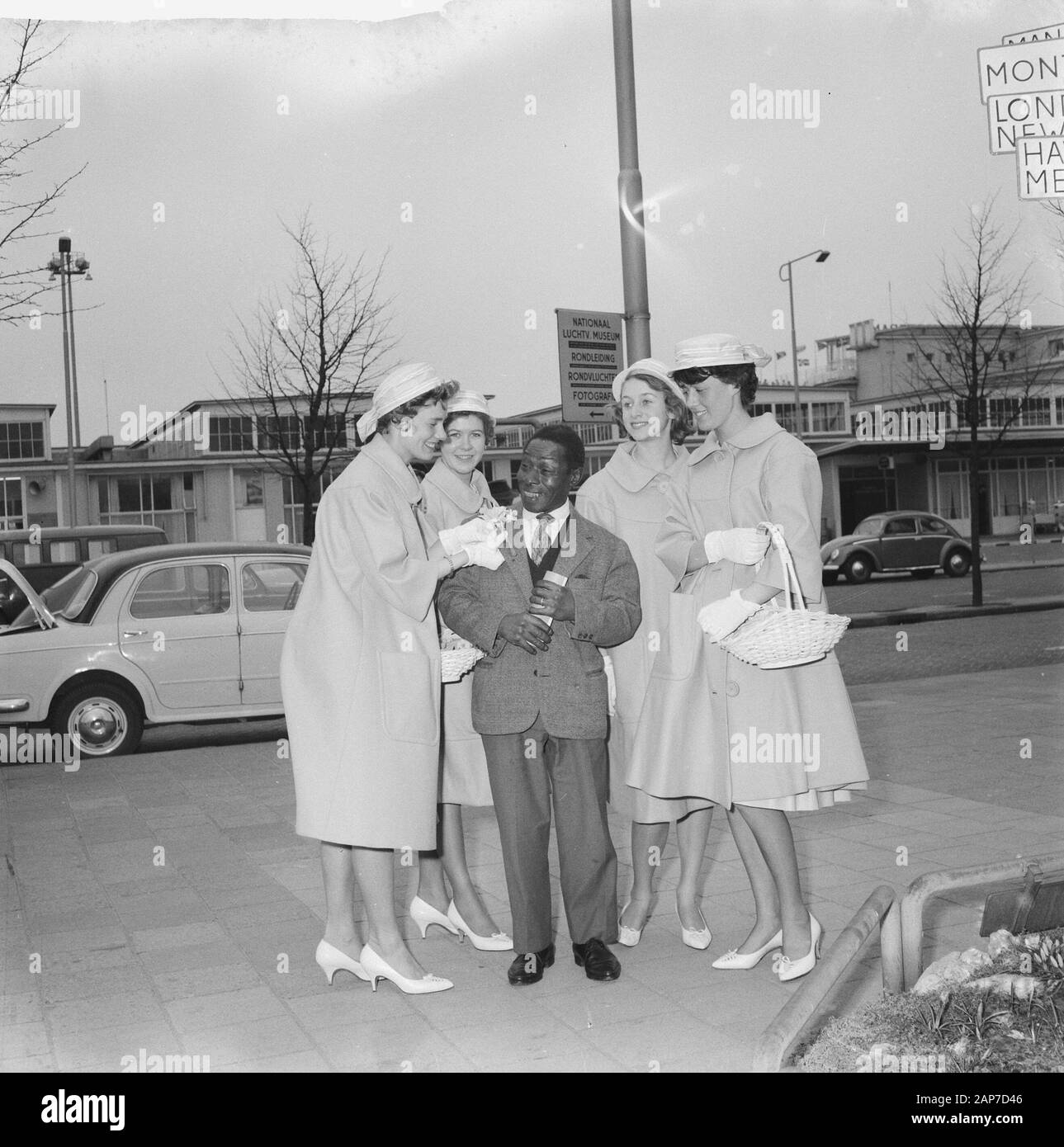 Arrivée à Schiphol personnel Holiday on Ice. Le Haarlemses Tjoklat avec flower girls Date : 12 mars 1961 Lieu : Schiphol Noord-Holland, mots-clés : arrivées, les portraits de groupe Banque D'Images