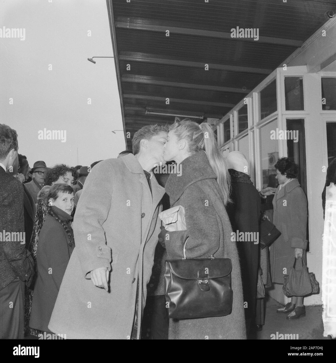 Arrivée à Schiphol personnel Holiday on Ice. Don Watson accueille Liz Kaufmann Date : 12 mars 1961 Lieu : Schiphol Noord-Holland, mots-clés : arrivées, les patineurs, les aéroports Renseignements personnels Nom : Kaufmann, Liz, Watson, Don Banque D'Images