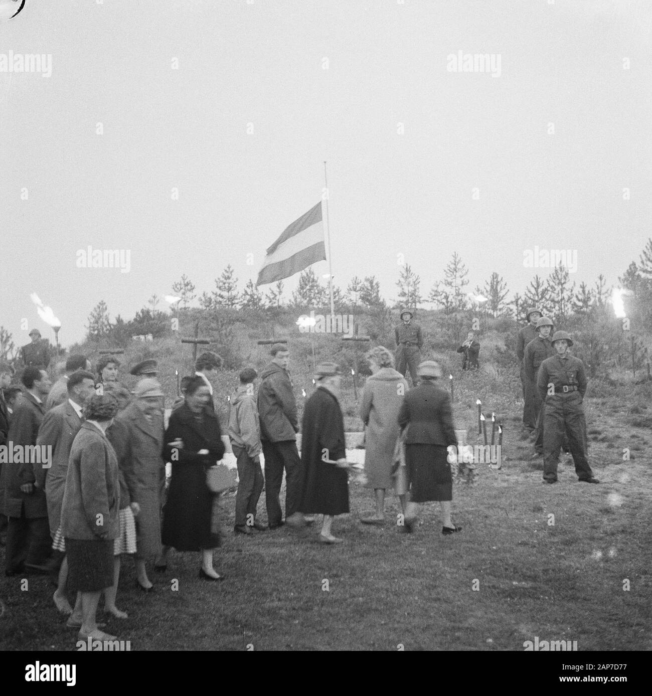Bébé éléphant de cirque Belli boissons limonade à Heek Date : 5 Mai 1961 Nom : Personne HEEK, cirque Belli Banque D'Images