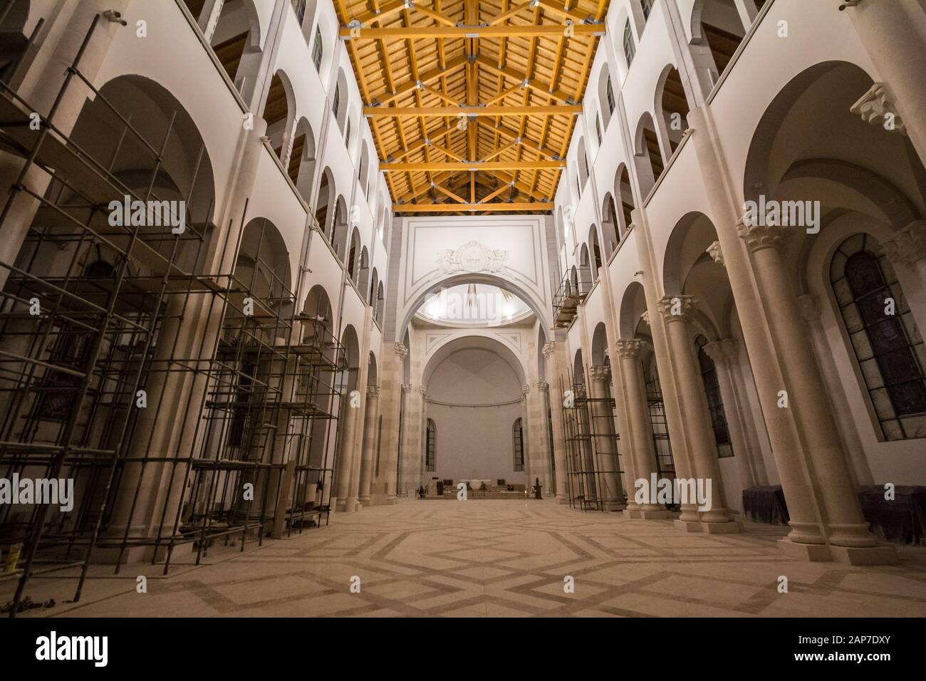 Prishtina, KOSOVO - 11 NOVEMBRE 2016 : intérieur de la cathédrale saint mère teresa avec son autel, en construction. Également appelé Katedralja e s Banque D'Images