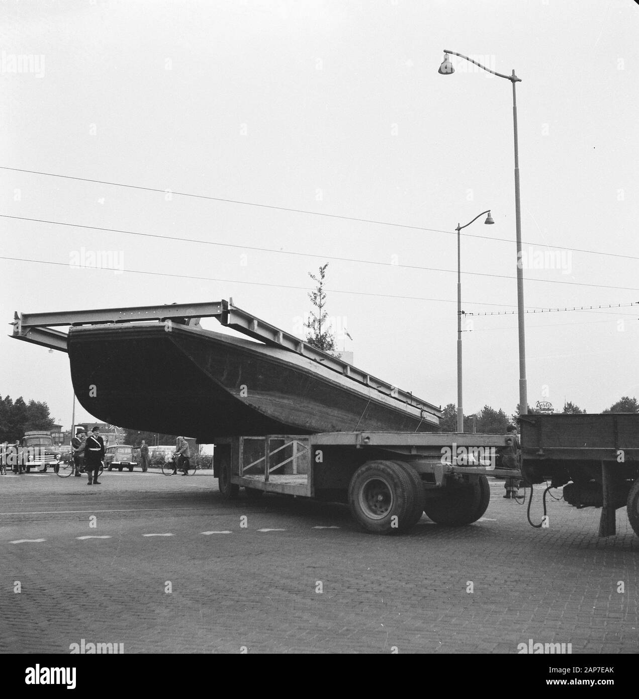 Le chaland-wagon pour metro. Chariot passe par la barrière Date : Juin 21, 1961 Mots-clés : camions, voitures Banque D'Images