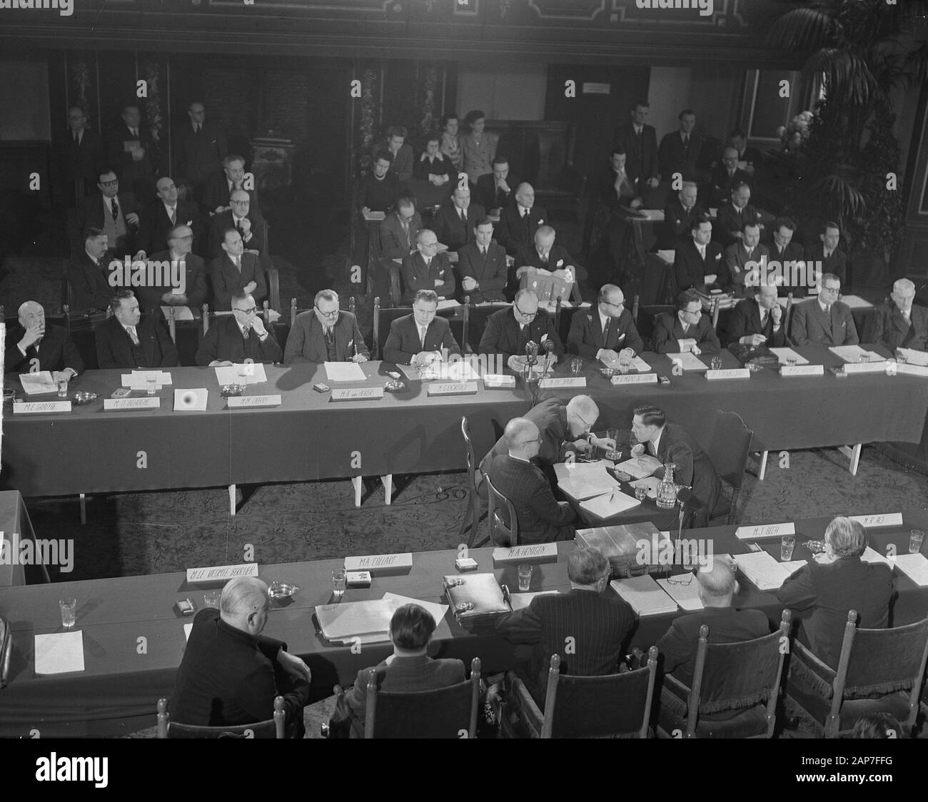 Conférence Benelux à La Haye du 10 au 12 mars 1949 dans la salle de réunion de la première chambre. La délégation belge Date : 10 mars 1949 Lieu : La Haye, Hollande-mérid. Mots-clés : conférences, organisations internationales Banque D'Images