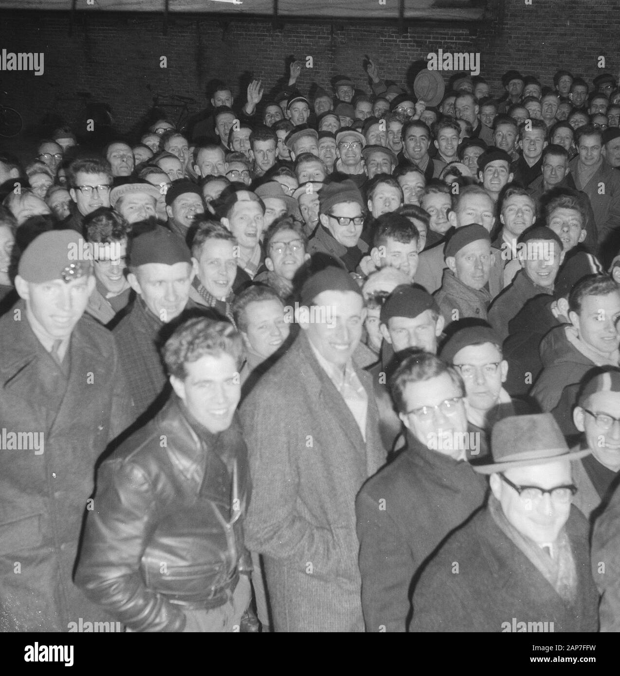 Inscrivez-vous dans le Pré Vert pour l'elfstedentocht. Pression en face de l'immeuble Date : 29 décembre 1961 Location : Frise nom de l'établissement : Elfstedentocht Banque D'Images