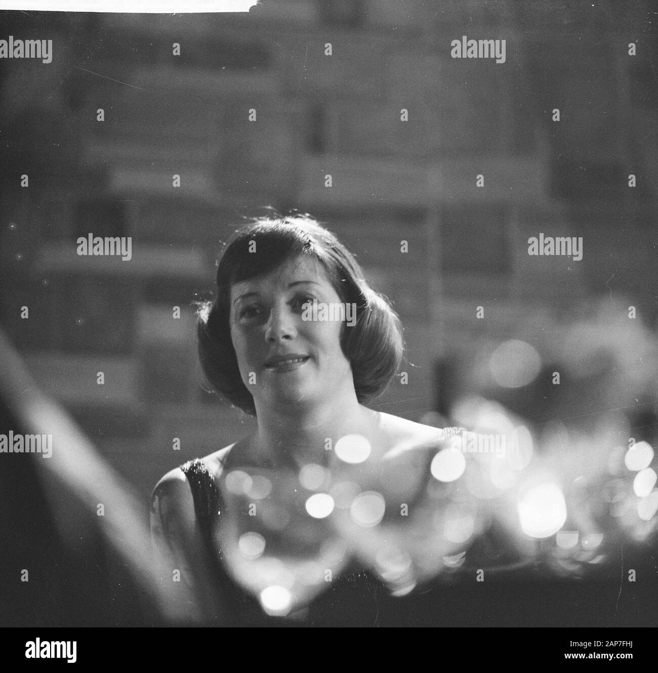 Colette Renard répète pour la TV en Duivendrecht Date : 29 décembre 1961 Location : Duivendrecht Personal Nom : Colette Renard Banque D'Images