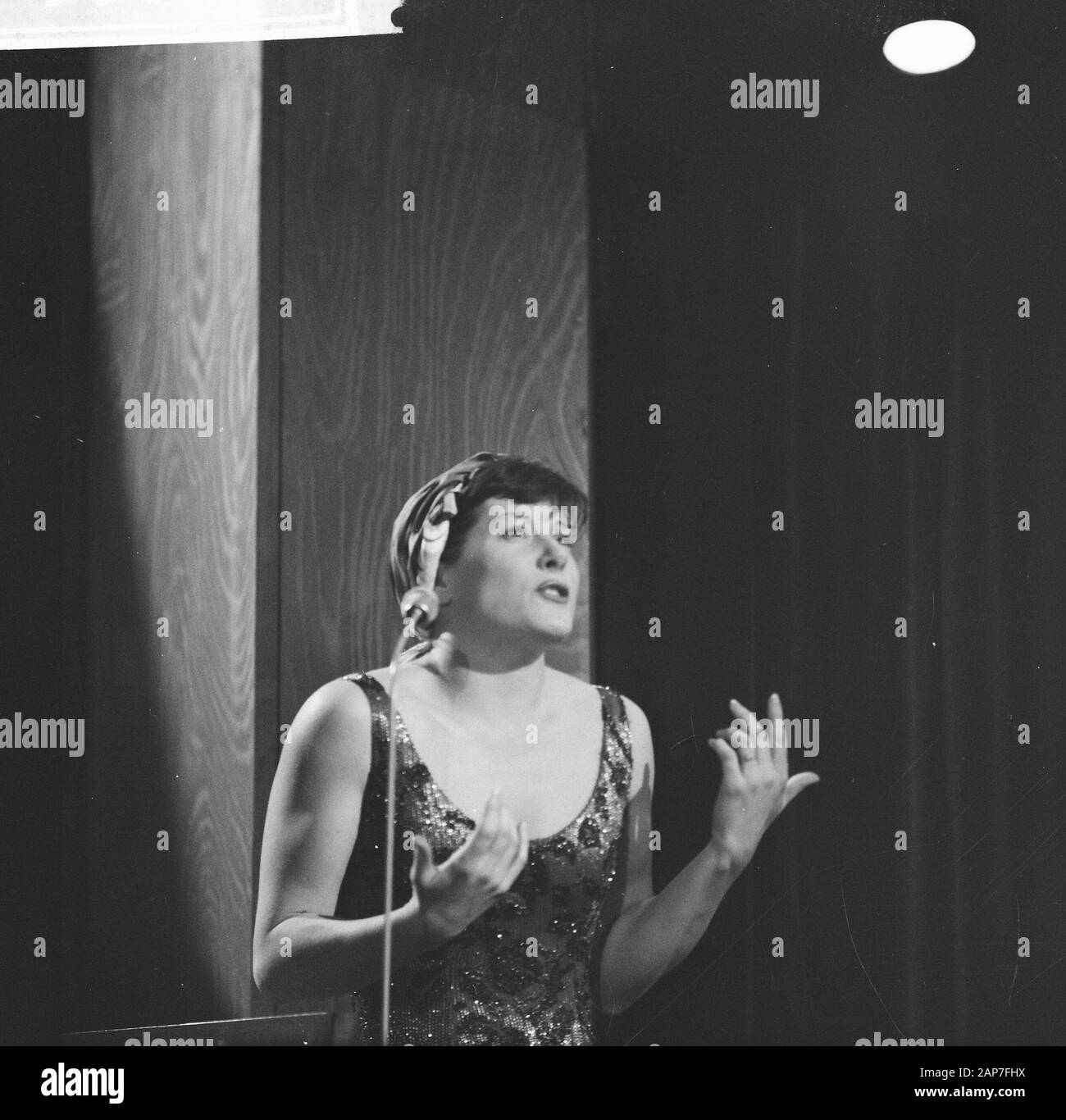 Colette Renard répète pour la TV en Duivendrecht Date : 29 décembre 1961 Location : Duivendrecht Personal Nom : Colette Renard Banque D'Images
