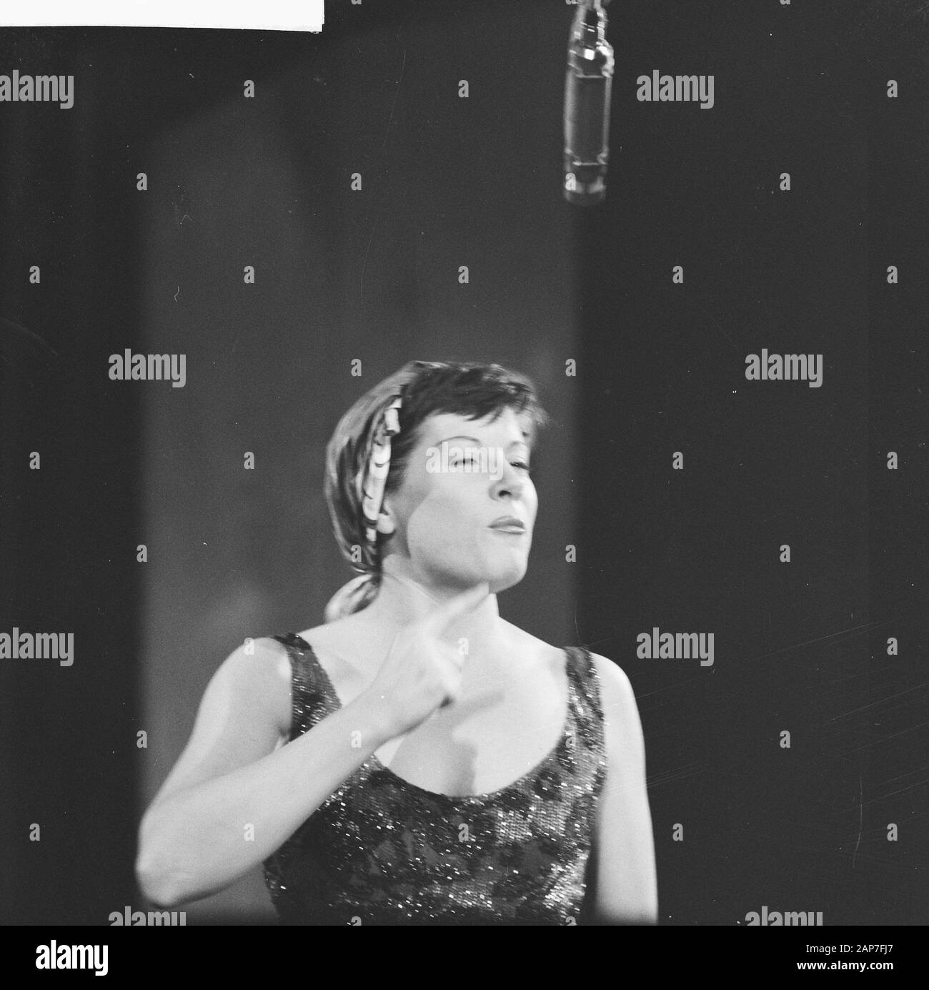 Colette Renard répète pour la TV en Duivendrecht Date : 29 décembre 1961 Location : Duivendrecht Personal Nom : Colette Renard Banque D'Images