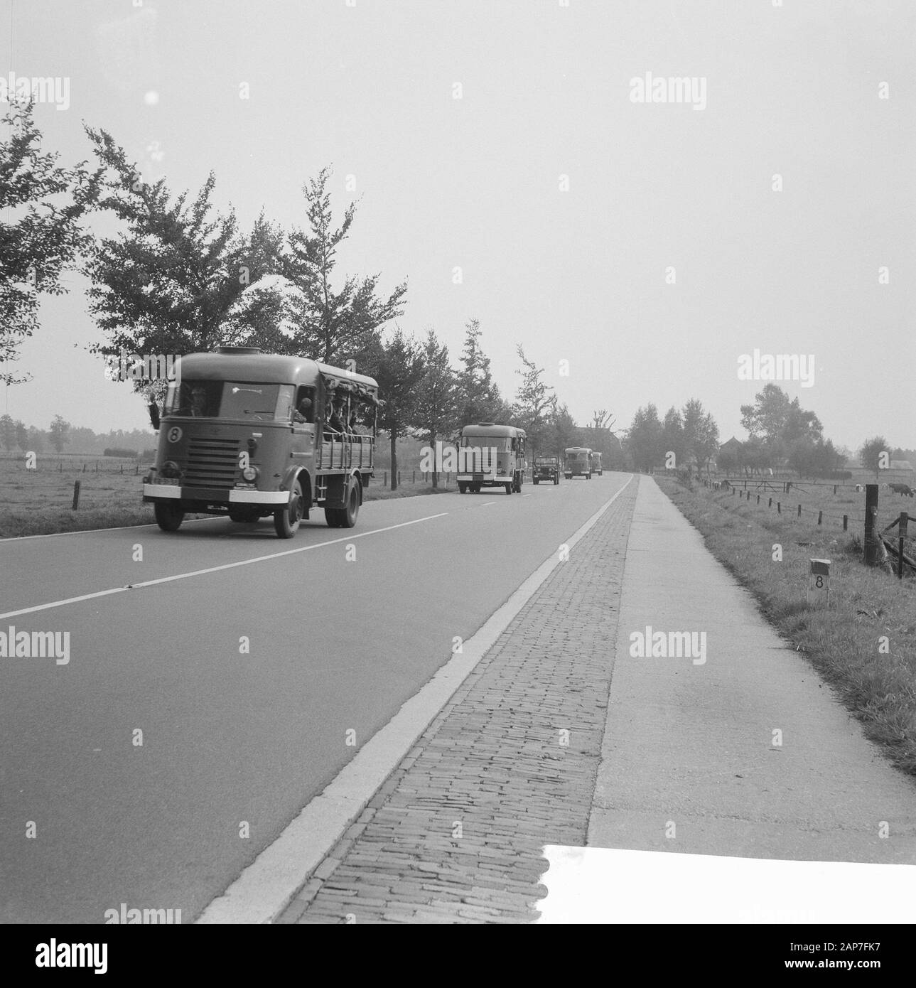 De Démonstration sur les Boers Rijksweg Epe-Vaassen. Les chariots avec marechaussees Date : 26 septembre 1961 Endroit : Gelderland Vaassen, mots-clés : démonstrations, des agriculteurs, des démonstrations, marechaussees Banque D'Images