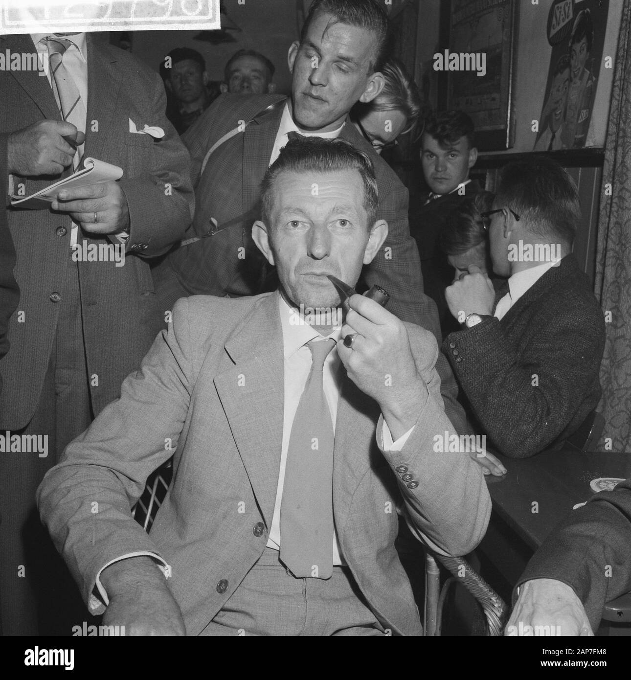 De Démonstration sur les Boers Rijksweg Epe-Vaassen. H. Koekoek (président Vrije Veluwse Boers) Date : 26 septembre 1961 Endroit : Gelderland Vaassen, mots-clés : démonstrations, des agriculteurs, des démonstrations Renseignements personnels Nom : Koekoek, Hendrik Banque D'Images