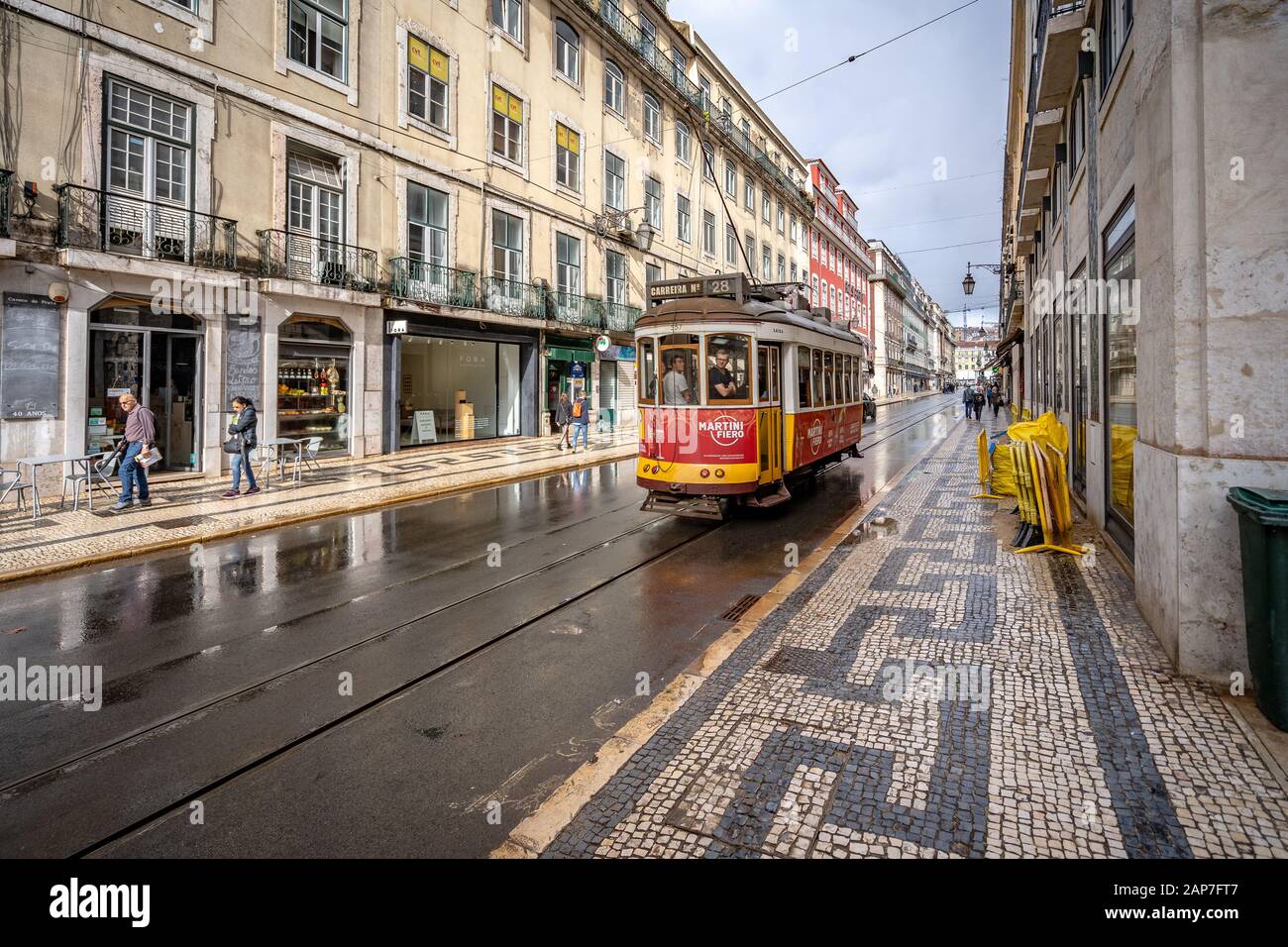 Lisbonne, Portugal - Emblématique tramway de Lisbonne qui se déplace le long des rues Banque D'Images