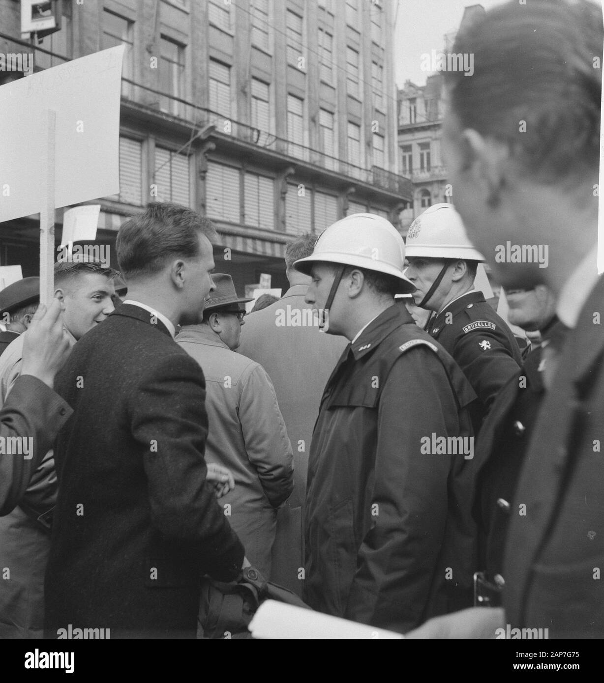 Manifestation à Bruxelles. Les agents de police watch Date : 22 octobre 1961 Localisation : Bruxelles Mots-clés : police, démonstrations Banque D'Images