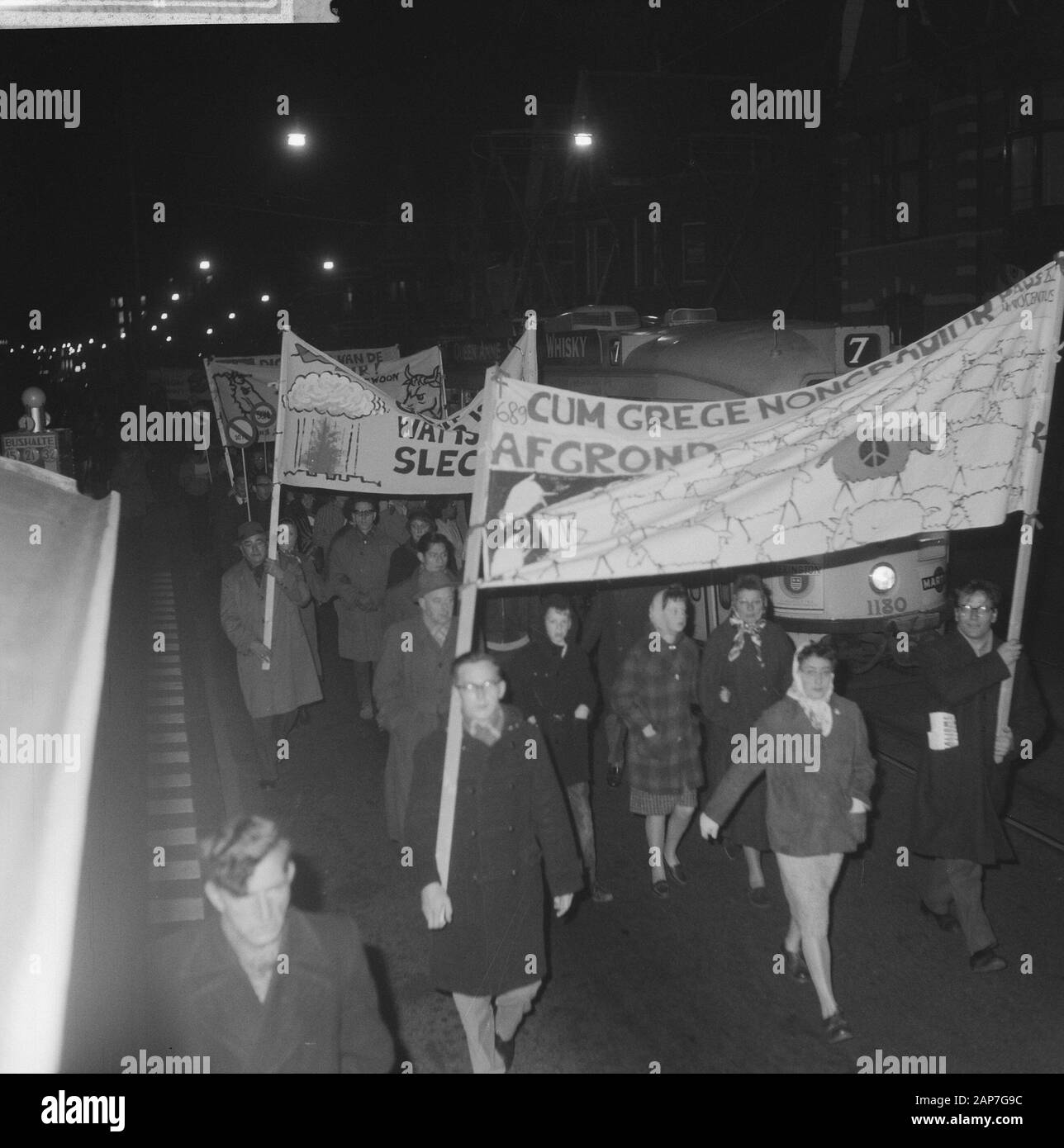 Bombes Anti-Atomic à La Haye. Les manifestants sur le chemin Date : 27 octobre 1961 Localisation : La Haye, Hollande-mérid. Banque D'Images