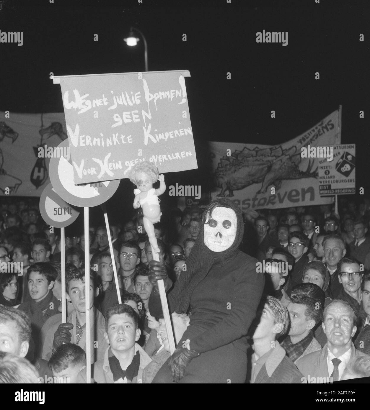 Bombes Anti-Atomic à La Haye. Les manifestants sur le chemin Date : 27 octobre 1961 Localisation : La Haye, Hollande-mérid. Banque D'Images