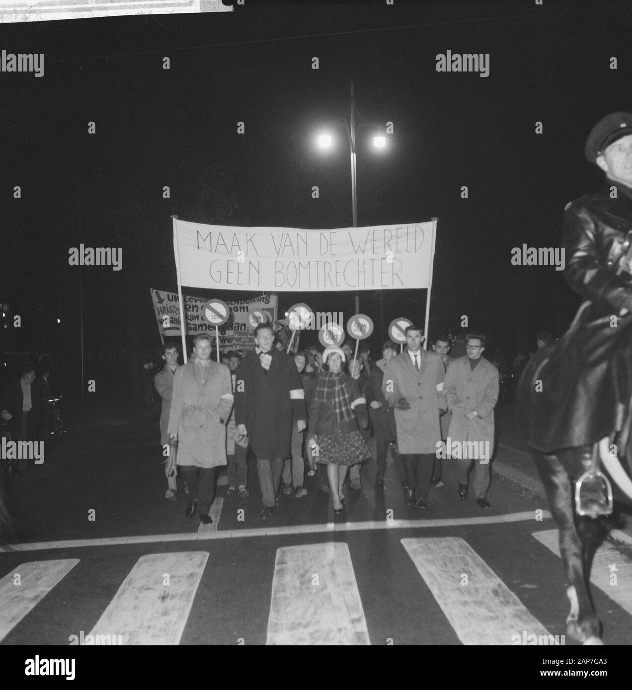 Bombes Anti-Atomic à La Haye. Les manifestants sur le chemin Date : 27 octobre 1961 Localisation : La Haye, Hollande-mérid. Banque D'Images
