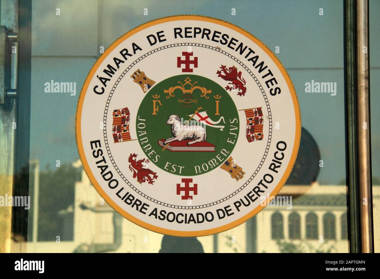 Un sceau officiel sur une porte vitrée marque l'une des entrées de la Chambre des représentants sur le territoire américain de San Juan, Porto Rico Banque D'Images