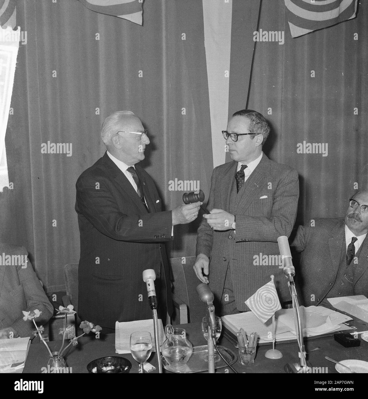 Réunion d'AVRO jonkheer Th. Roell et vice-président E. de Jong Datate : 8 juillet 1962 Mots-clés : Nom : Personnel E. DE Banque D'Images