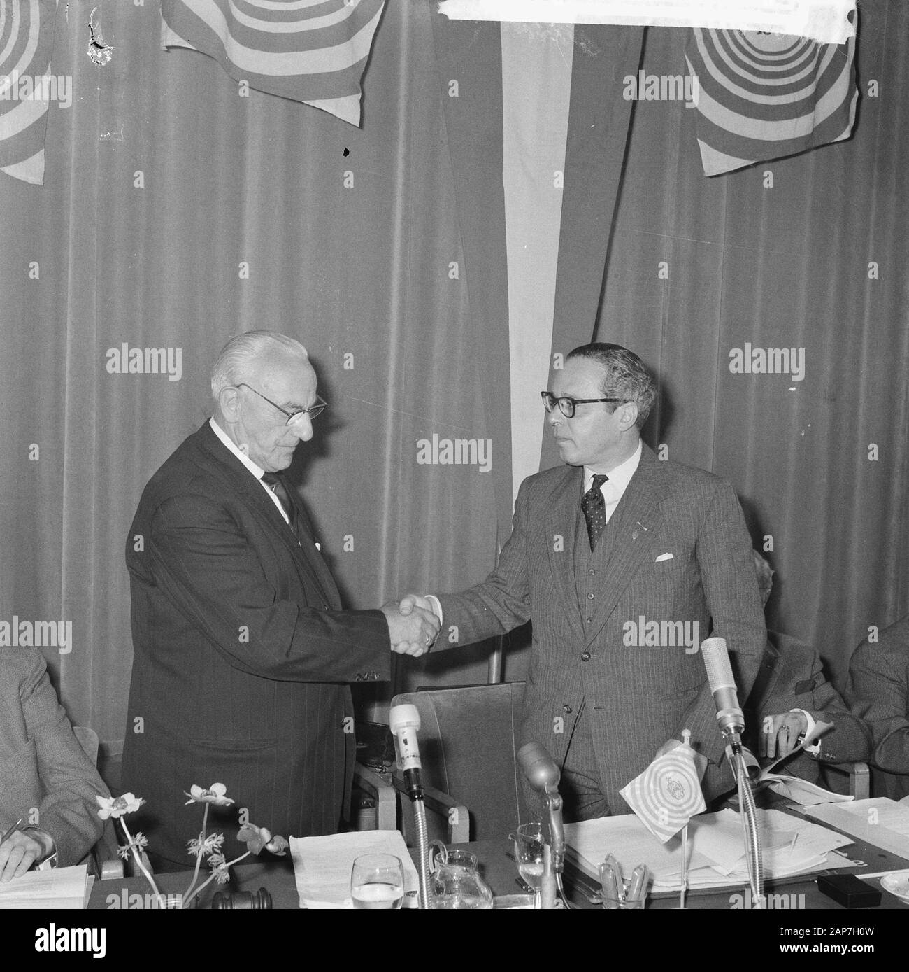 Réunion d'AVRO, gauche vice-président E. de Jong et droit jonkheer Roell Date : Juillet 8, 1962 Mots-clés : Nom : Personnel E. DE Banque D'Images