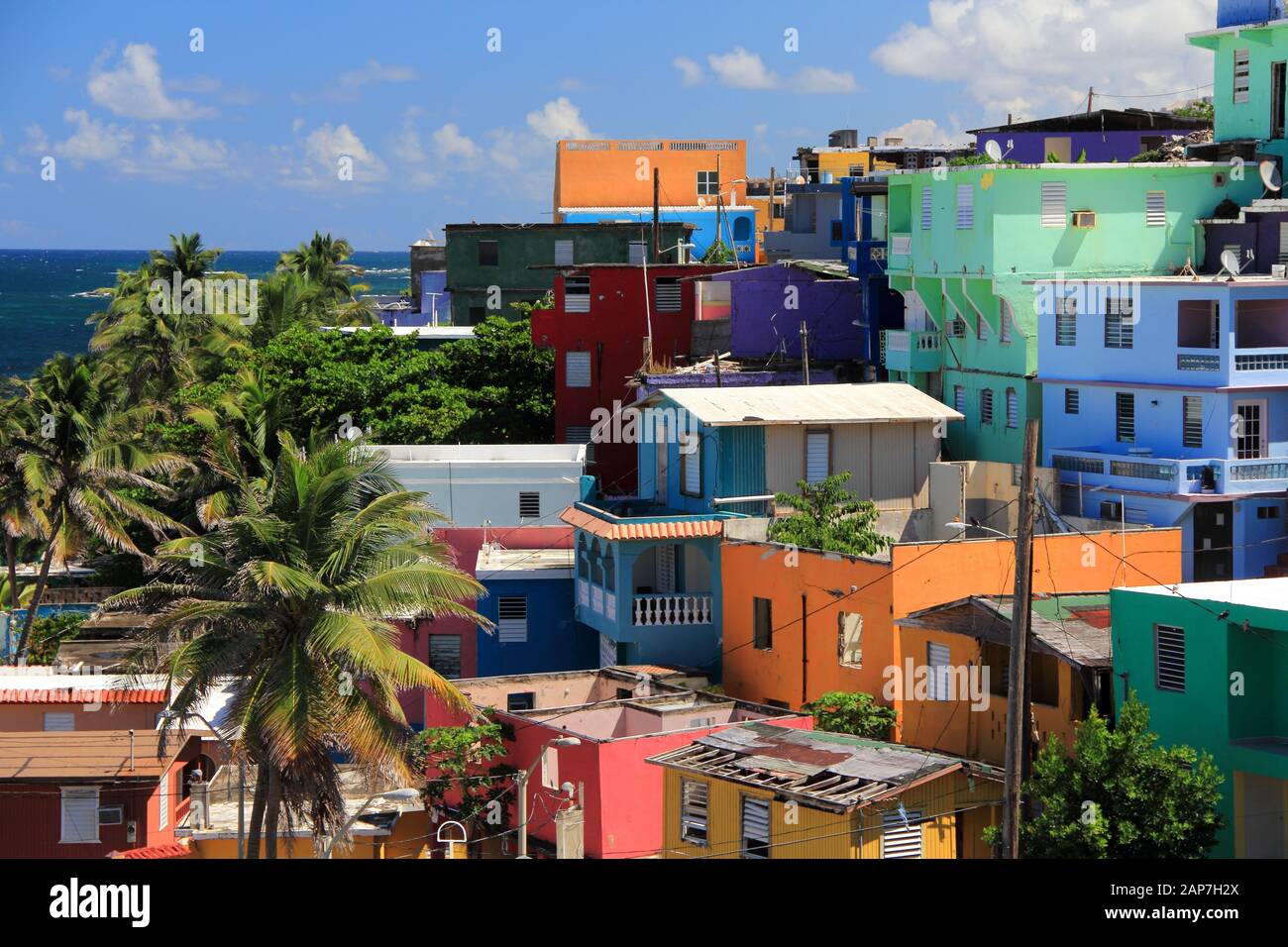 San Juan est renommée mondiale pour ses maisons colorées, ses ruelles pavées sinueuses et ses nombreux sites historiques datant de l'époque coloniale Banque D'Images