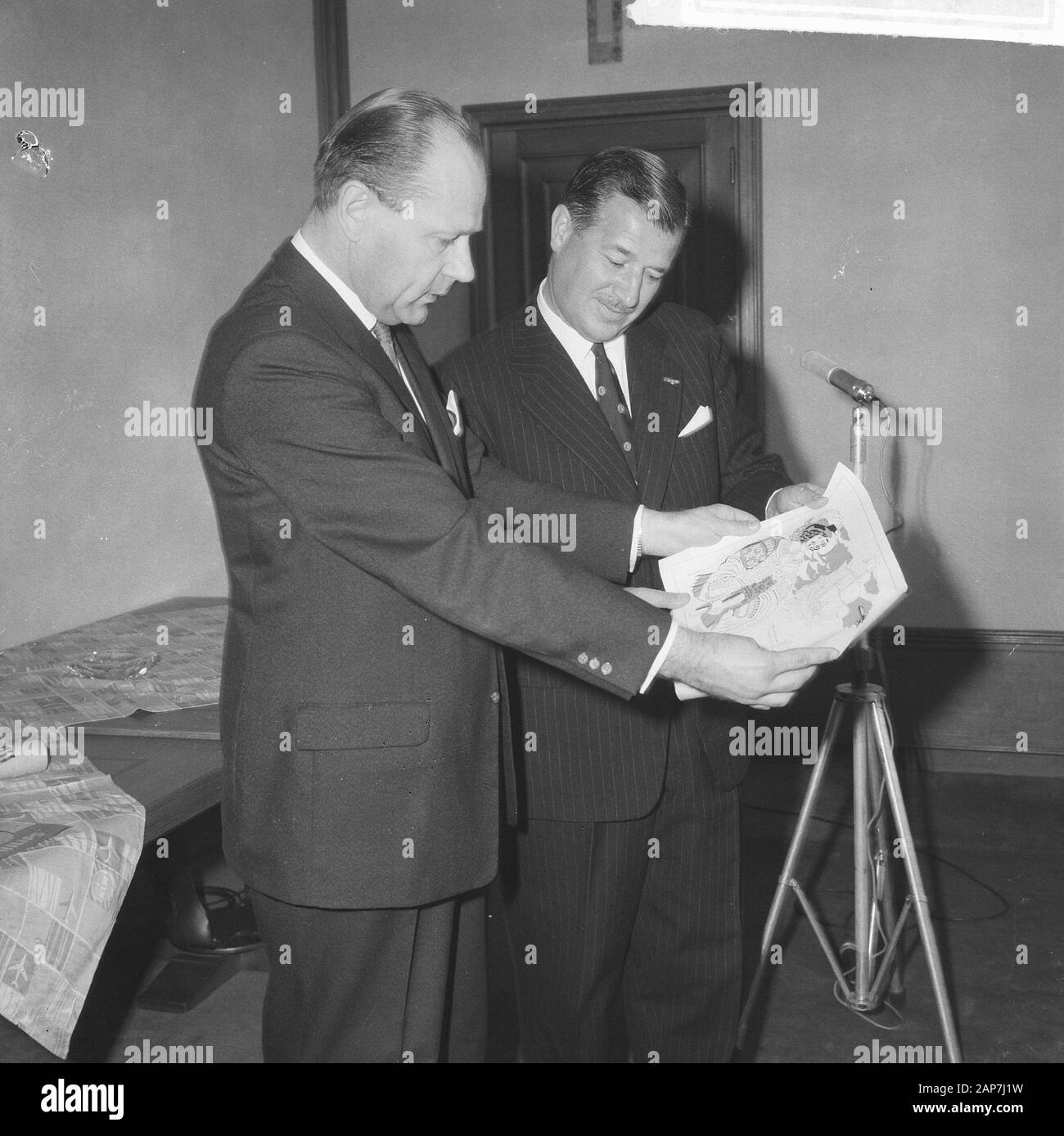 M. Lanschot, capitaine du Hollandais Volant, M. M. Lansschot donne oiseaux le certificat Date : 19 septembre 1962 Mots-clés : certificats nom personnel : Lanschot, oiseaux nom de l'établissement : Flying Dutchman Banque D'Images