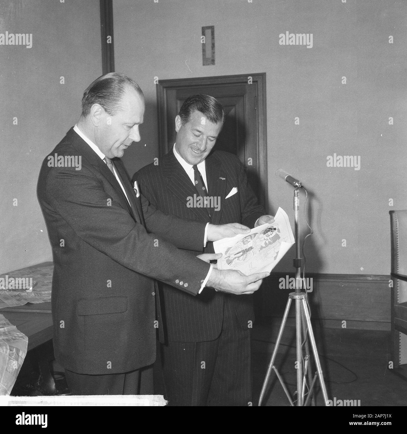 M. Lanschot, capitaine du Hollandais Volant, M. M. Lansschot donne oiseaux le certificat Date : 19 septembre 1962 Mots-clés : certificats nom personnel : Lanschot, oiseaux nom de l'établissement : Flying Dutchman Banque D'Images