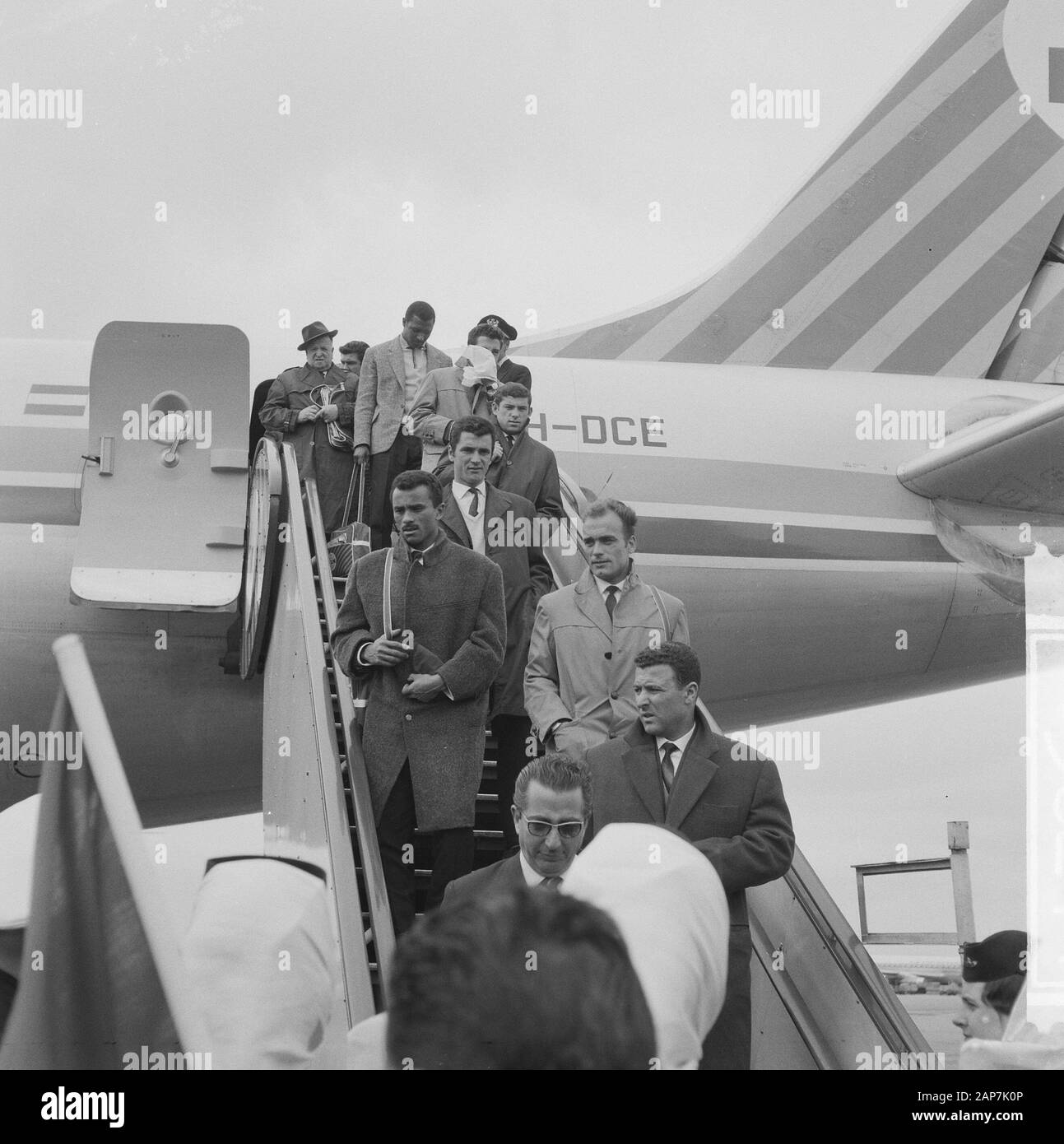 Arrivée football club Benfica à Schiphol Annotation : pour la finale contre le Real Madrid à jouer au Stade Olympique d'Amsterdam. Les joueurs et le personnel descendre l'avion escaliers Date : 29 avril 1962 Endroit : Schiphol Noord-Holland, mots-clés : aéroports, les footballeurs Banque D'Images