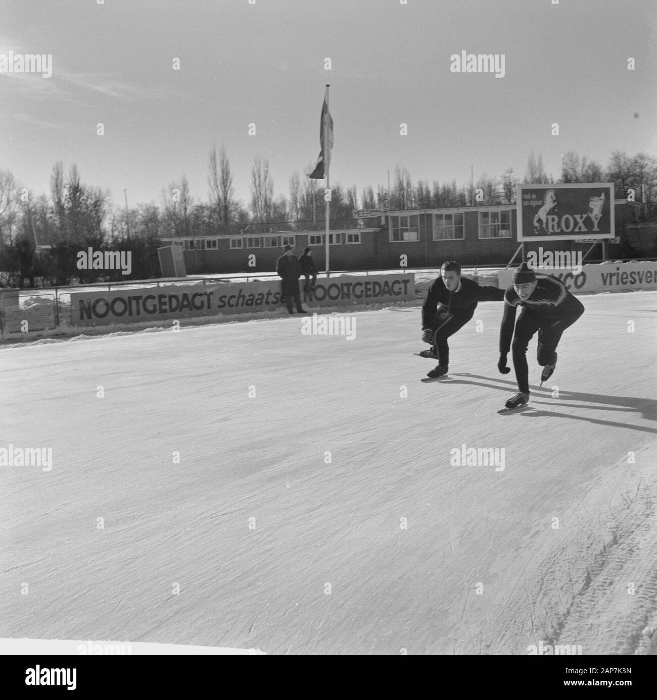 La randonnée pour les déchets sur le Jaap Edenbaan footballeurs, de juniors Date : 27 janvier 1963 Mots-clés : les patineurs personne nom : Eden, Jaap Banque D'Images