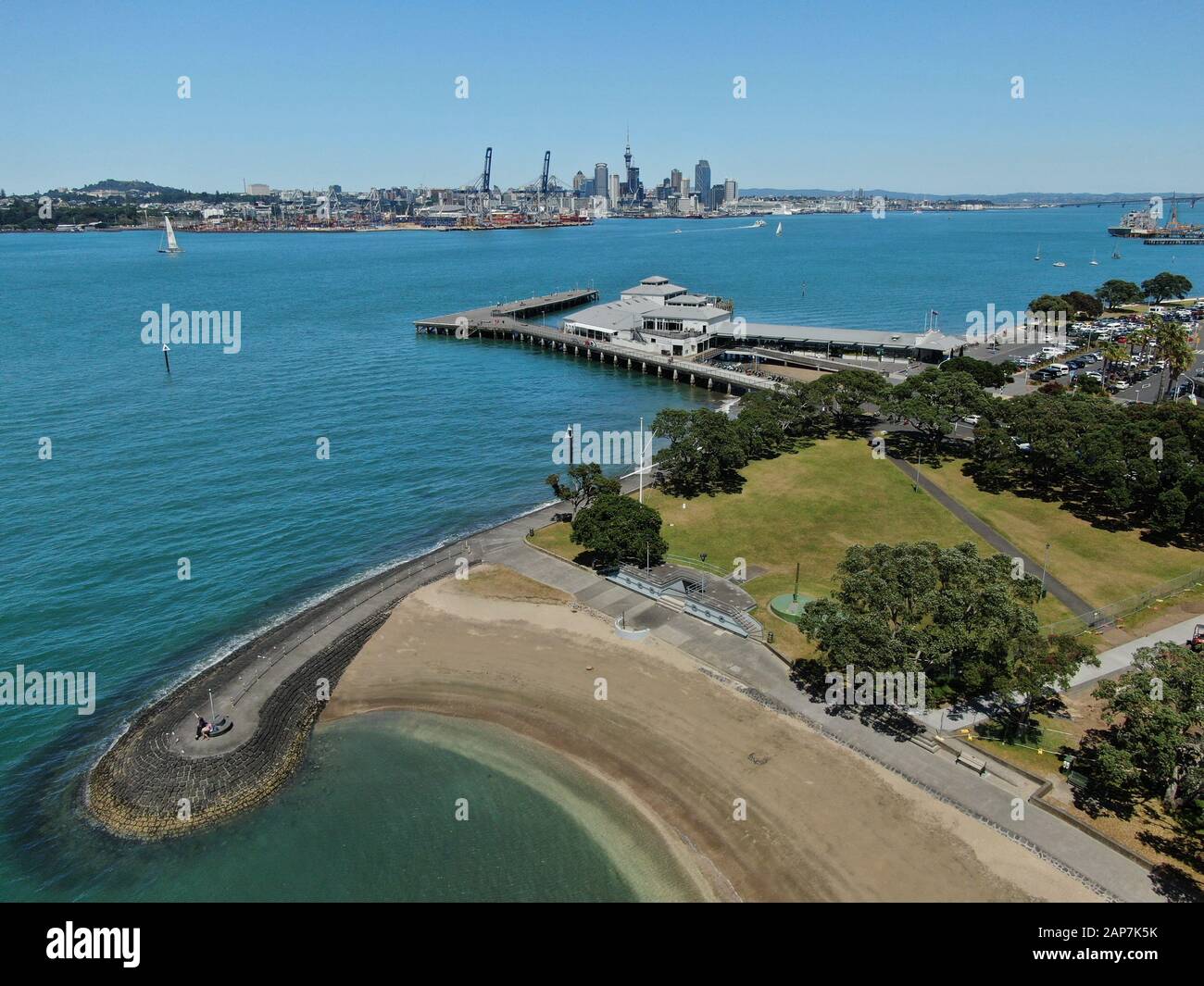 Devonport, Auckland / Nouvelle-Zélande - 30 décembre 2019: Le village de bord de mer de style victorien de Devonport, avec les gratte-ciel des monuments d'Auckland et Banque D'Images