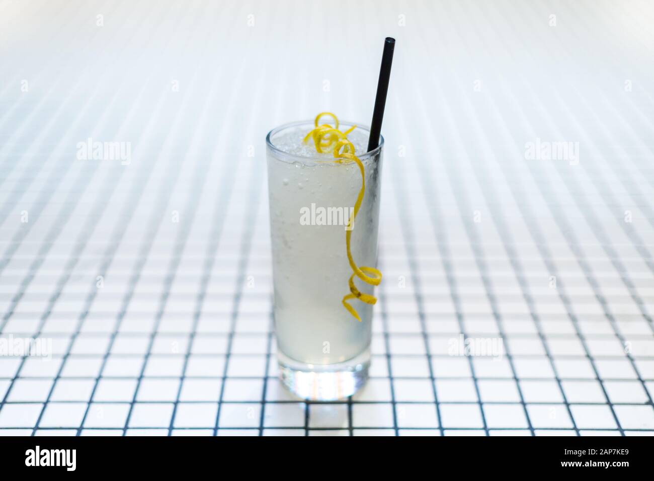 Un cocktail de citrons à New York dans un nouveau speakeakEasy élégant Banque D'Images Un cocktail de citrons à New York dans un nouveau speakeakEasy élégant Banque D'Images