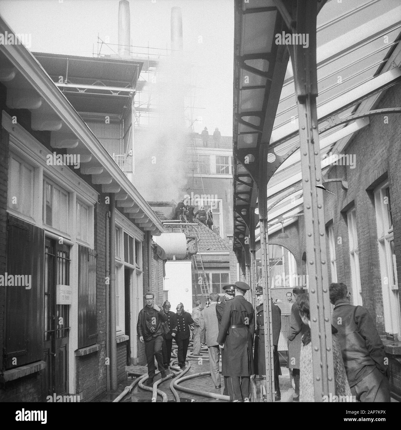 Incendie dans la chaufferie de l'intérieur Masthuis à Amsterdam Date : 28 mars 1963 Lieu : Amsterdam, Noord-Holland Mots-clés : nom de l'établissement : à l'intérieur de la chambre à gaz Banque D'Images