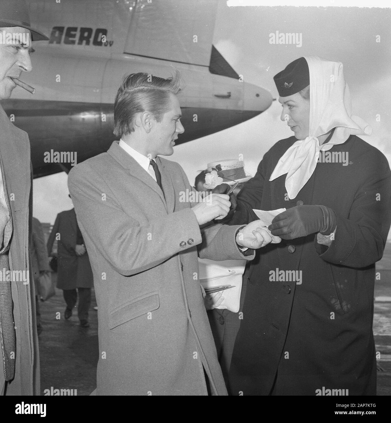 Adam Faith à Schiphol pour Carrellshow Rudy performance Date : 4 avril 1963 Lieu : Amsterdam, Schiphol Mots-clés : les agents de bord, chanteurs nom personnel : Adam faith Banque D'Images