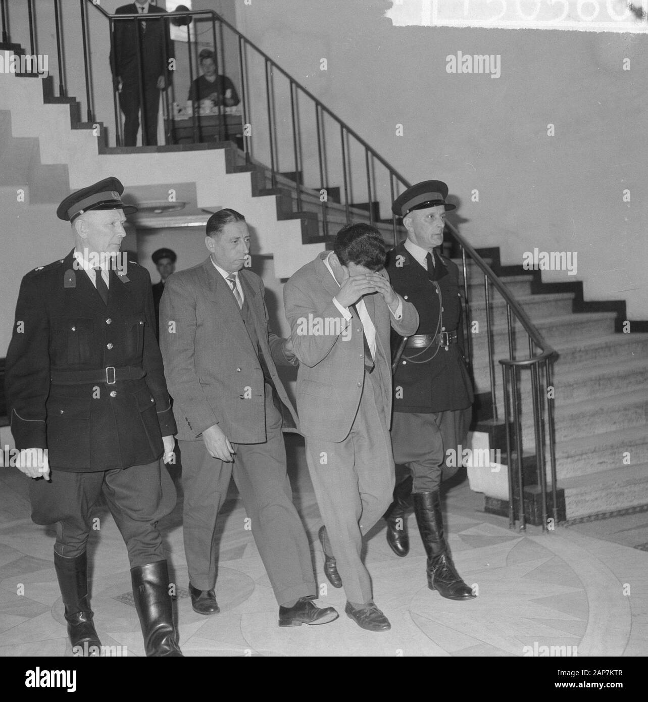 Baarnse affaire de meurtre, le verdict. Henny W. quitte le tribunal avec les mains pour le visage Date : 11 avril 1963 Endroit : Utrecht (ville) Mots clés : le meurtre, l'audience nom personnel : Werkhoven, Hennie Banque D'Images