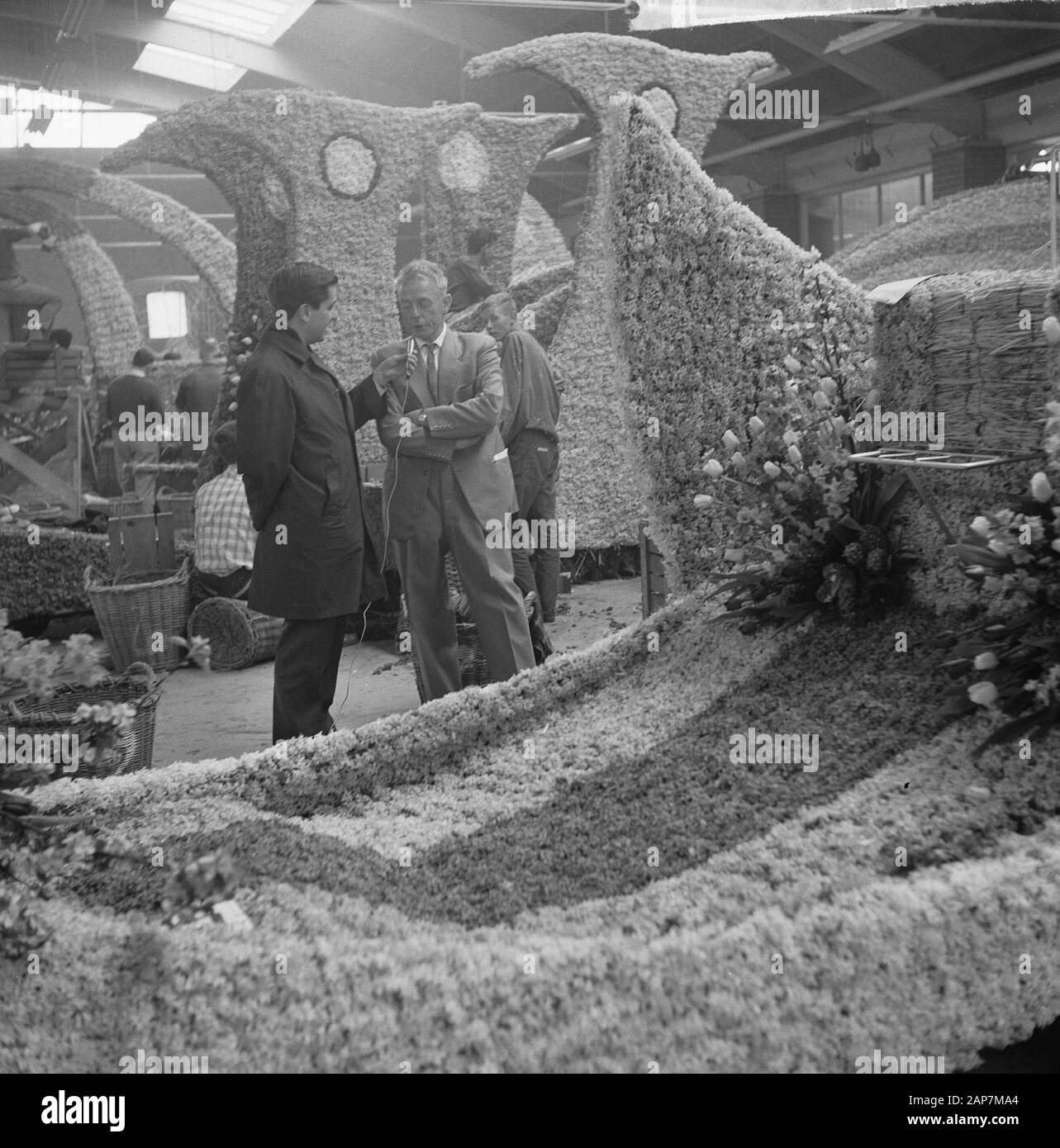Corso fleuri à la création, à l'avant des voitures vues illustrant un amoureux de la nature Date : Mai 10, 1963 Mots-clés : FLEUR CORSOS, voitures, amoureux de la nature Banque D'Images